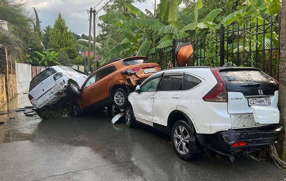 Более 50 автомобилей пострадали от урагана в Сочи