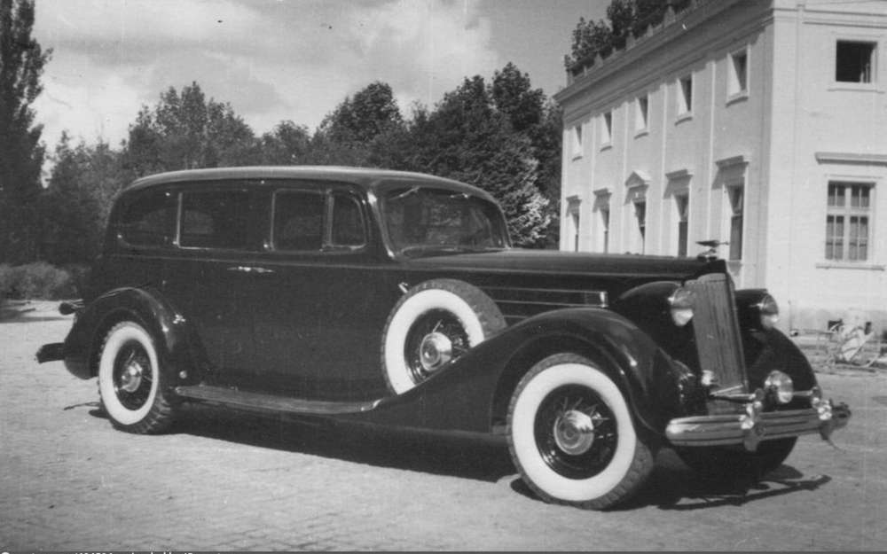 Packard Twelve 1508 с характерной фарой-прожектором и дополнительными звуковыми сигналами.