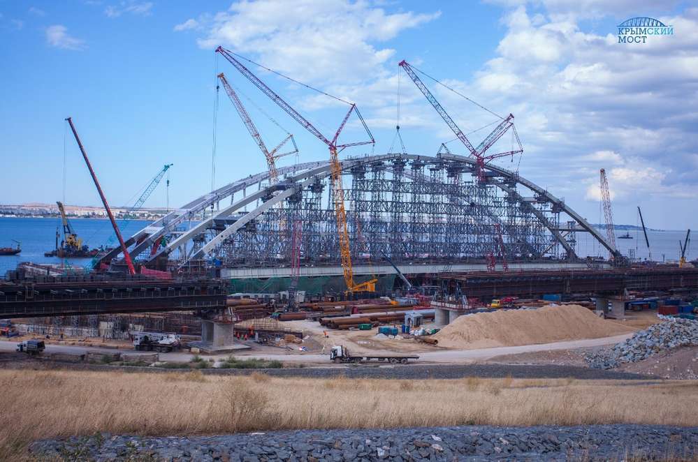 Строители завершили сборку автодорожной арки Крымского моста