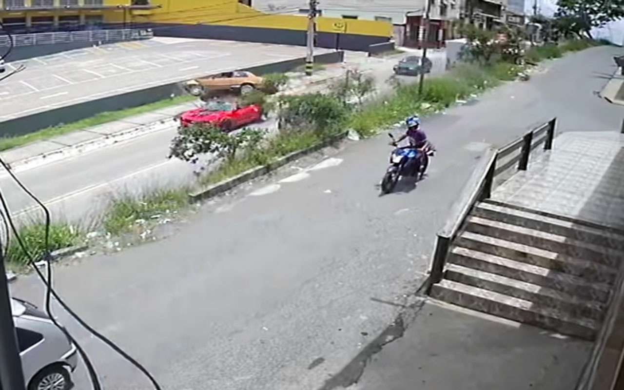 Седан рухнул на проезжавший мимо кабриолет – видео