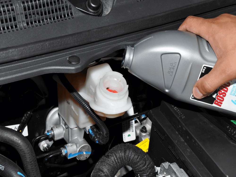 Замена жидкости в гидроприводах тормозов и сцепления Chevrolet Cobalt