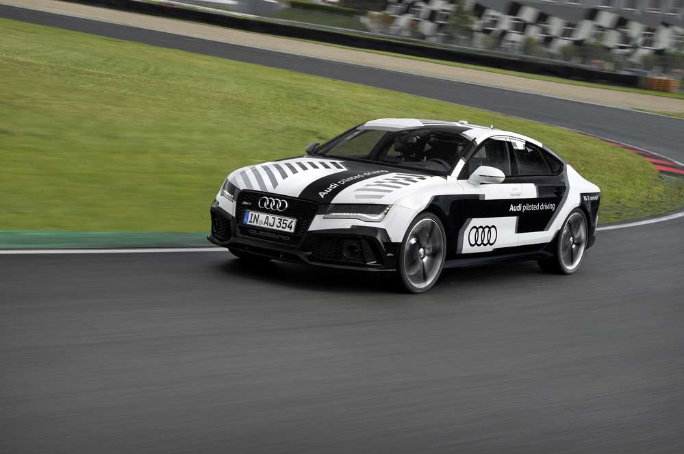 Audi испытывает самоуправляемый автомобиль на скоростном треке