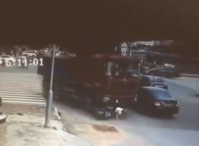 Женщина на скутере попала под грузовик… и не пострадала!