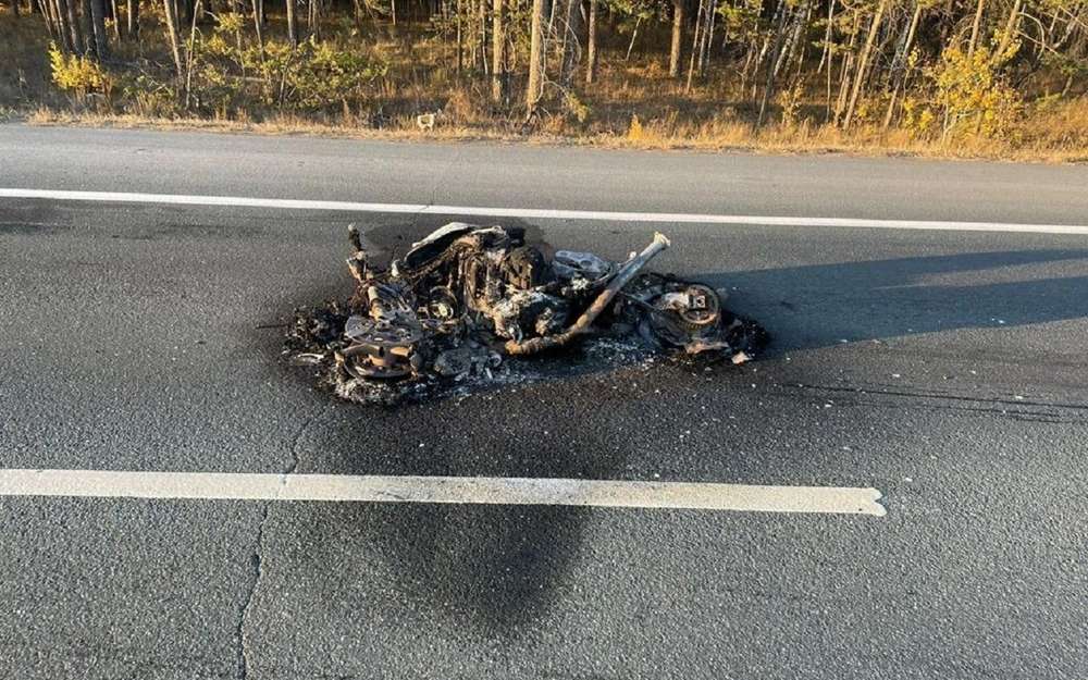Байкер влетел в автомобиль, мотоцикл сгорел дотла (видео)