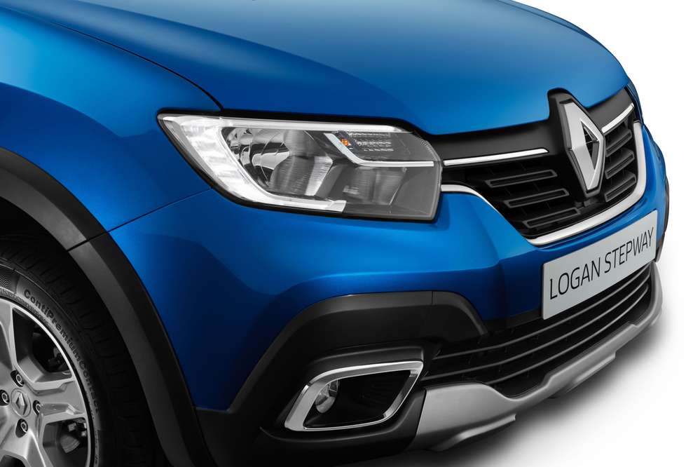 Renault Logan Stepway выходит на российский рынок уже в рестайлинговом варианте со светодиодными С-образными ходовыми огнями.