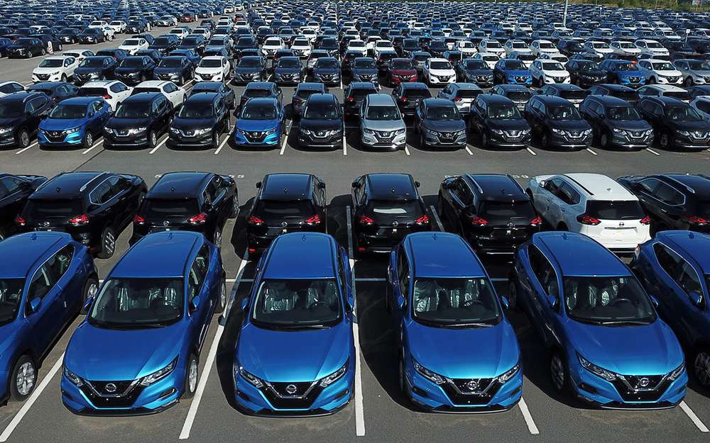 Nissan сокращает выпуск машин в России