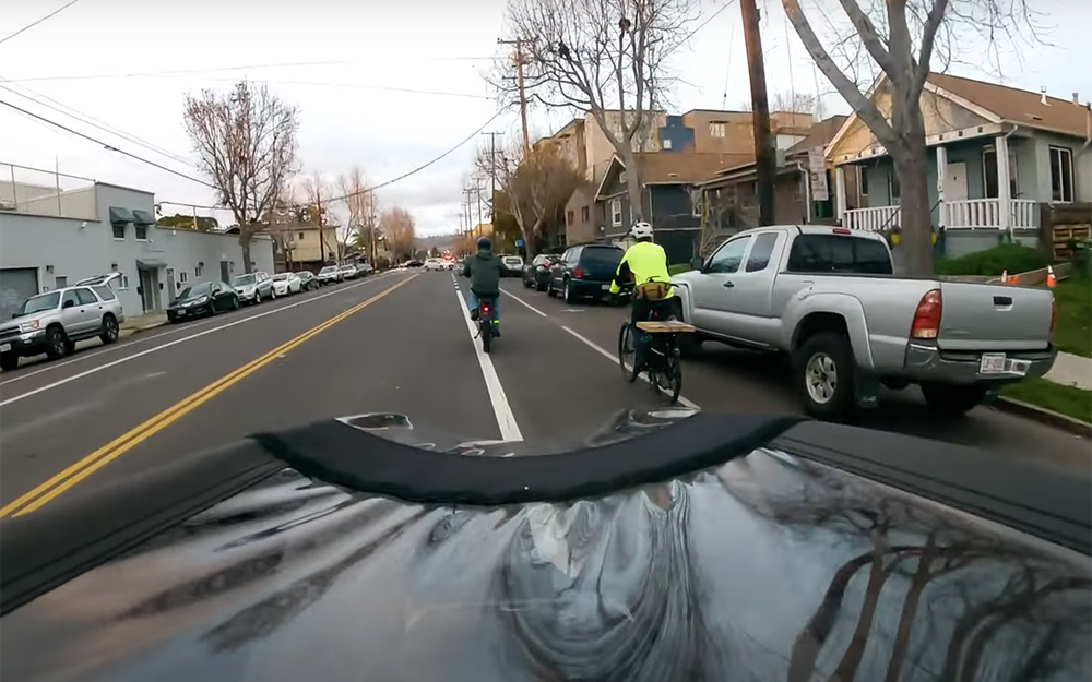 «Саечка за испуг»: как автомобилисты гнобят велосипедистов