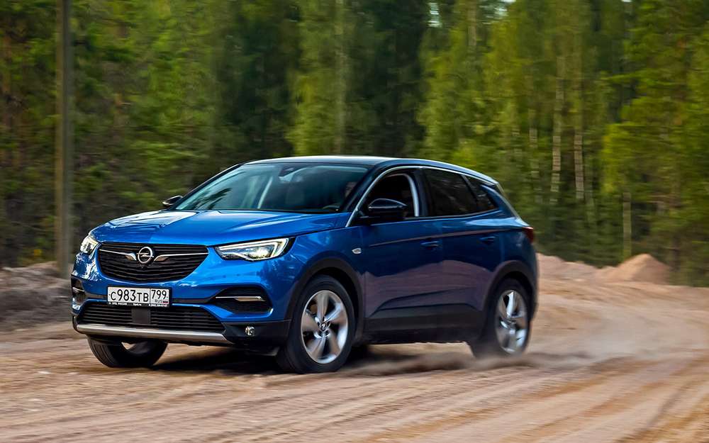 Opel Grandland X. Цена в России от 1 999 000 ₽. Базовые фары - светодиодные, но адаптивный свет появляется на машинах во второй и третьей версиях. Омывателей фар нет.