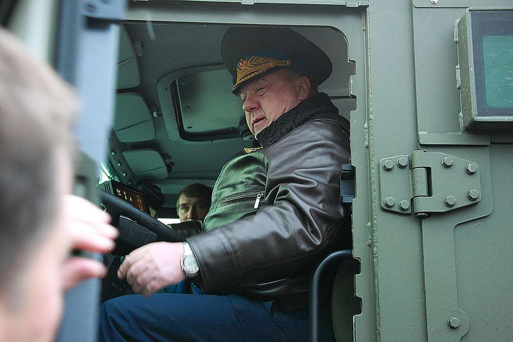 Генерал-полковник Владимир Шаманов ознакомился с военной техникой КАМАЗа