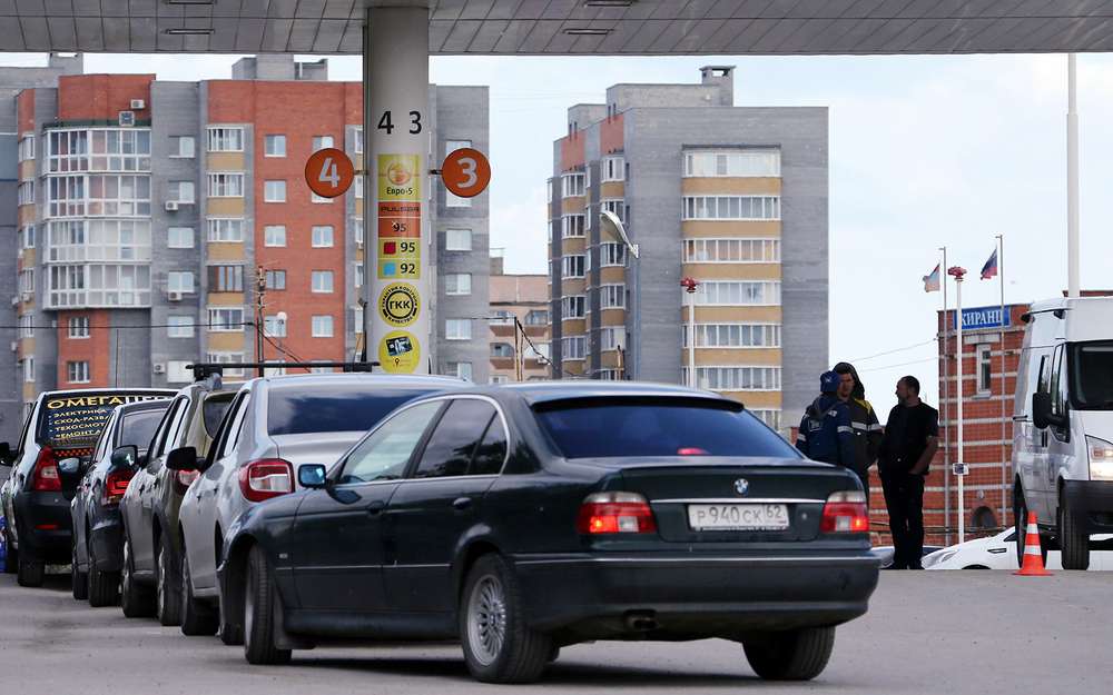 «20 литров в руки»: в Сочи ввели лимит на заправку автомобилей