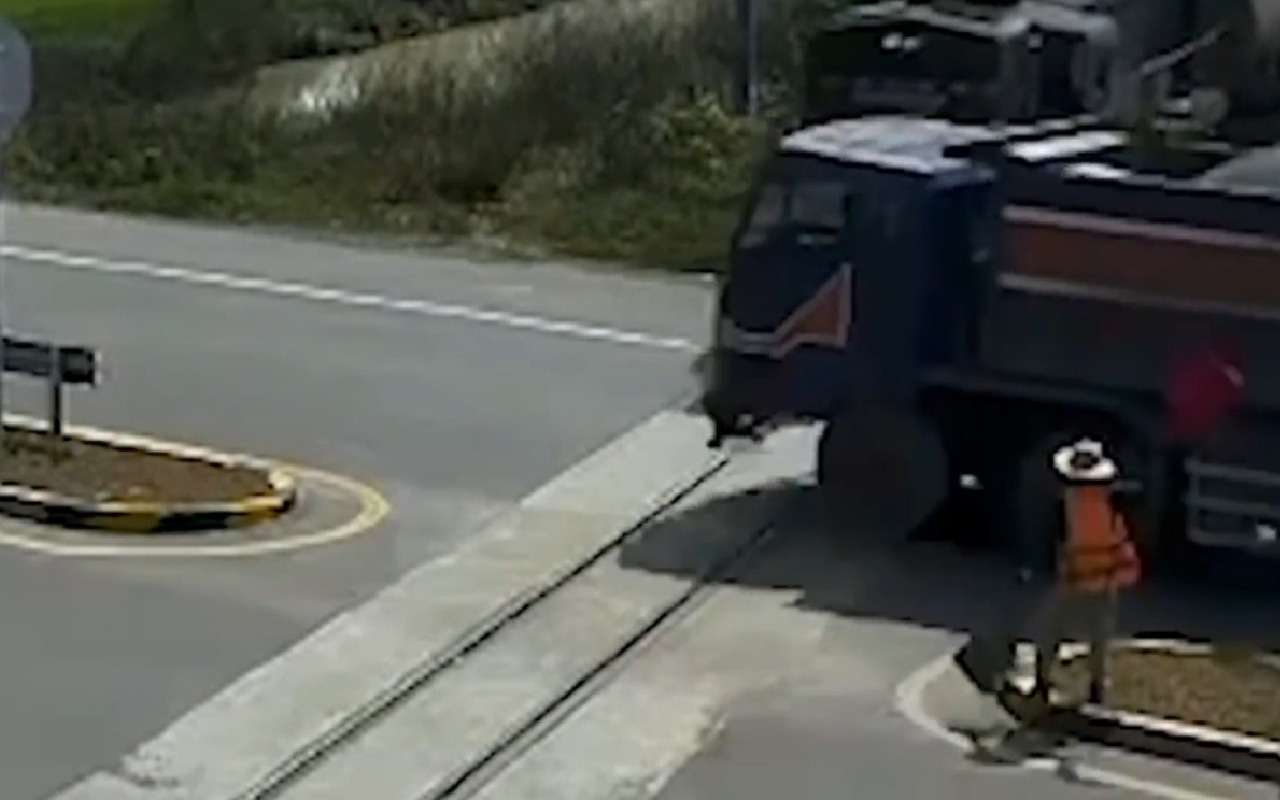 Бомбическое видео: грузовик пытается проскочить перед поездом