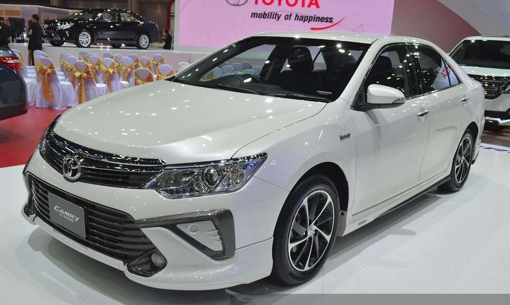 В Бангкоке дебютировали «спортивные» Toyota Camry и Corolla