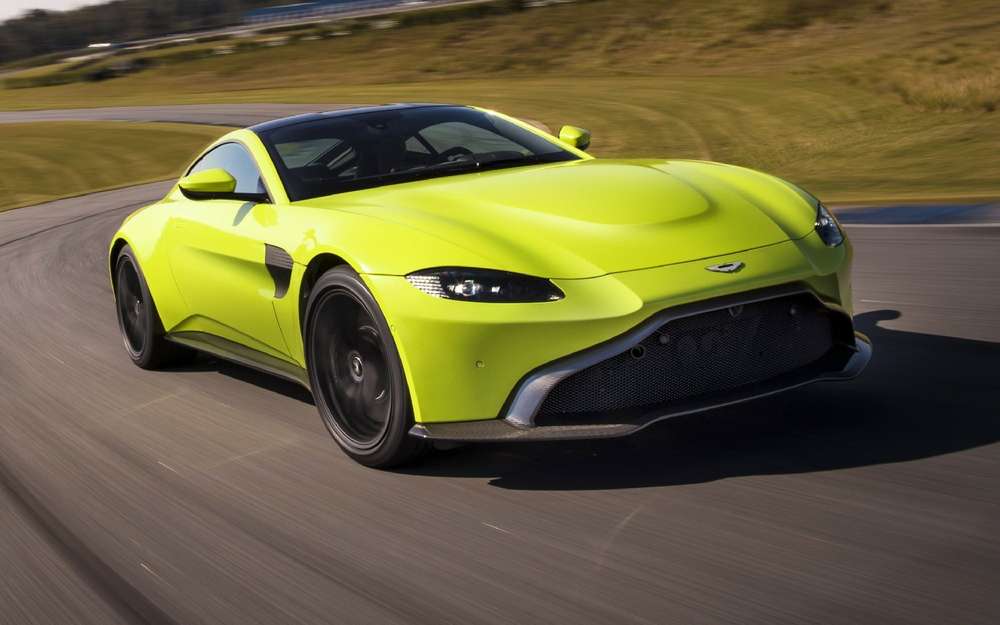 Vantage - младшая и самая доступная модель в актуальной линейке Aston Martin. Купе нового поколения будет продаваться в Европе по цене от 154 000 евро. Рублевые цены пока не объявлены.