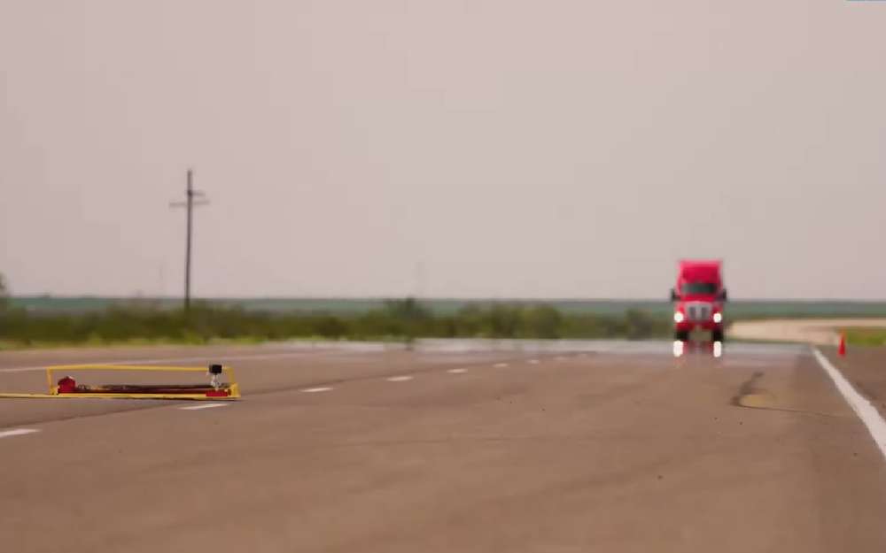 Автономную фуру научили реагировать на прокол колеса (видео)