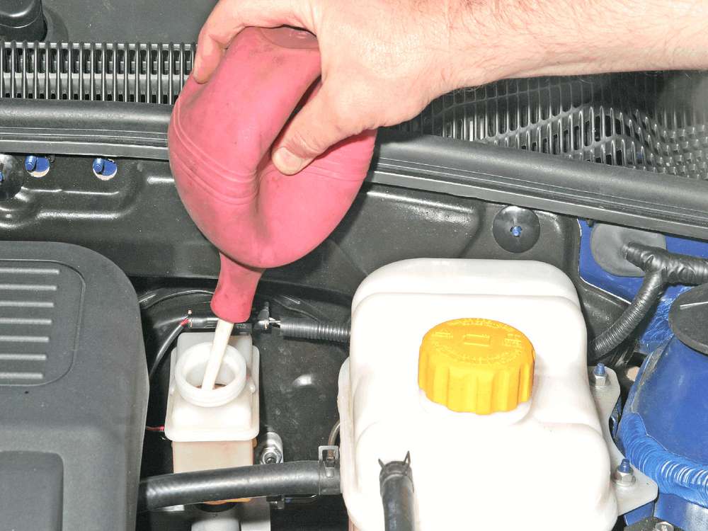 Замена жидкости в гидроприводах тормозов и сцепления Chevrolet Lacetti