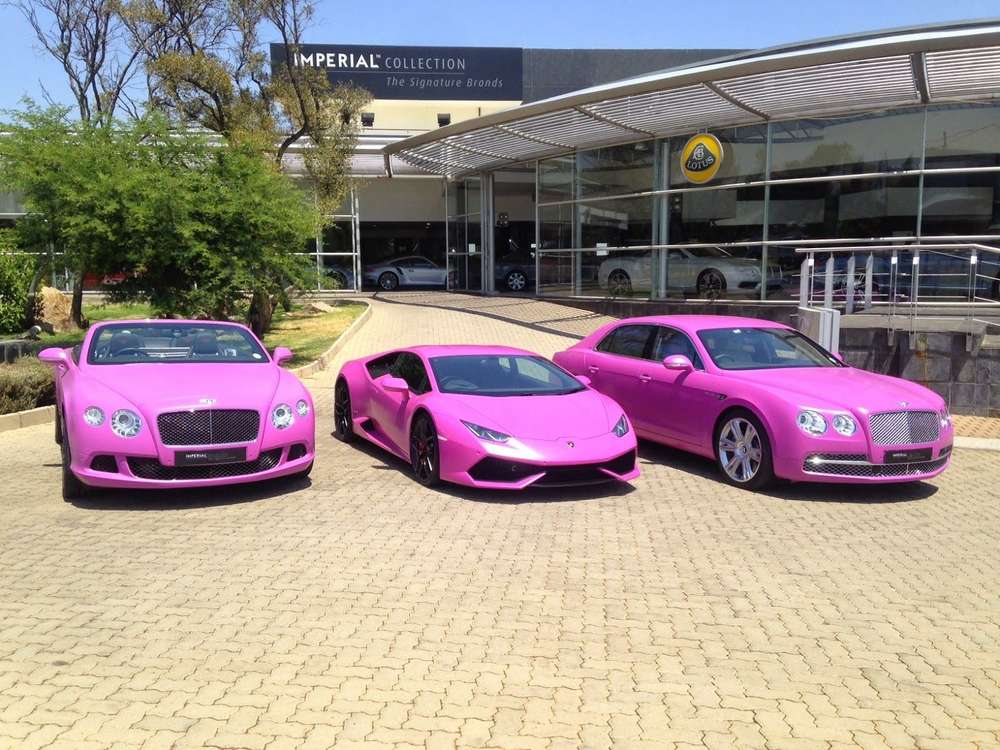 Bentley и Lamborghini борются с раком груди розовым цветом