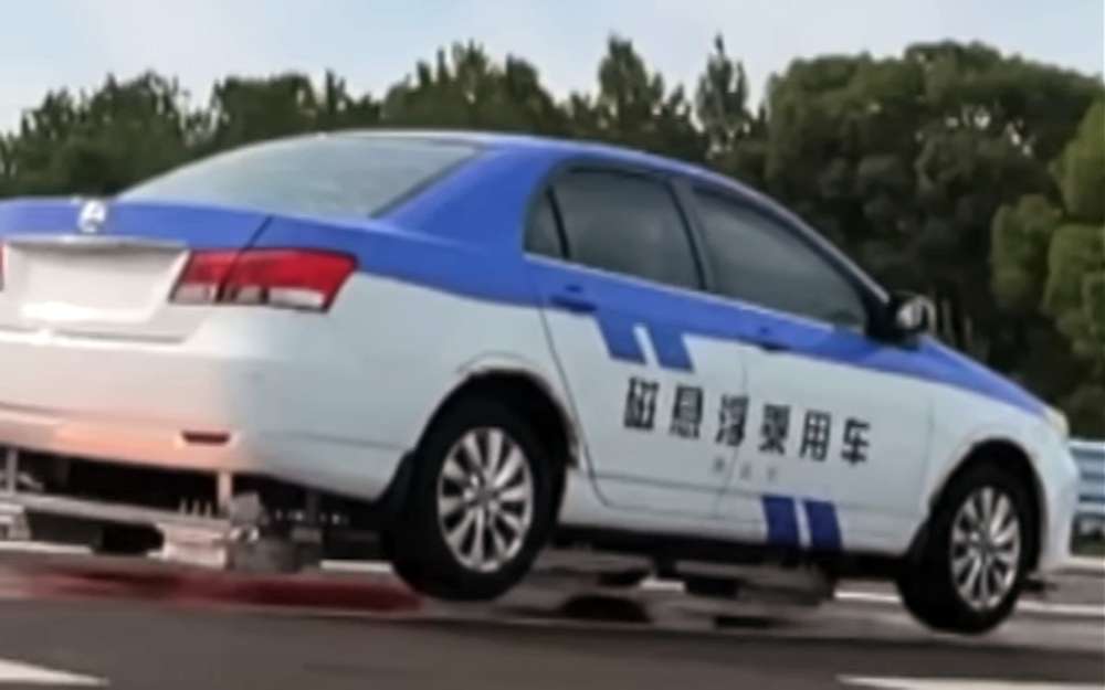 В Китае сделали парящий над дорогой автомобиль - видео