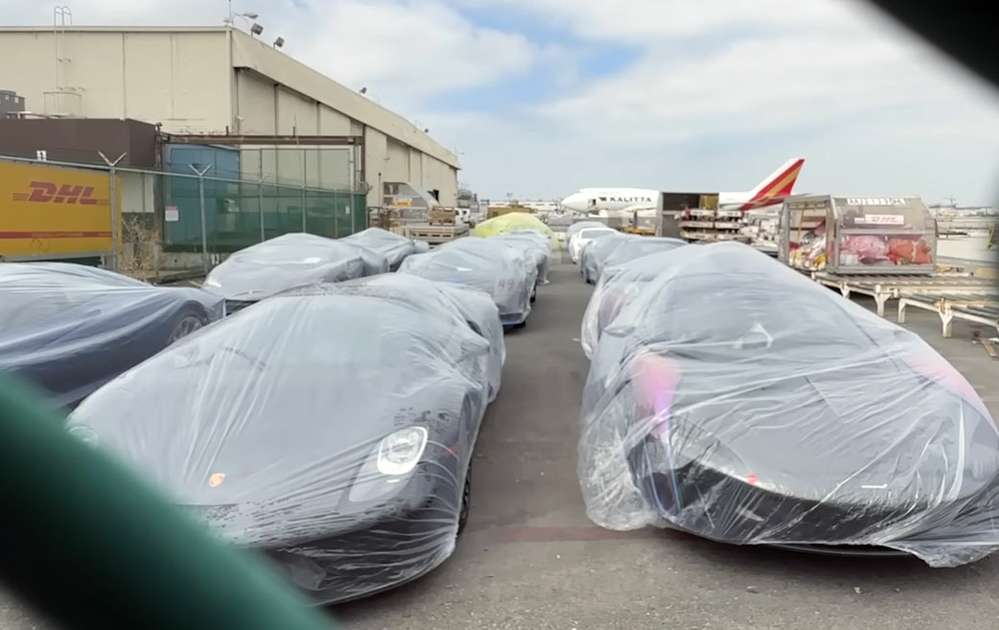 Bugatti, Aston Martin, Ferrari - что делают эти машины на задворках аэропорта