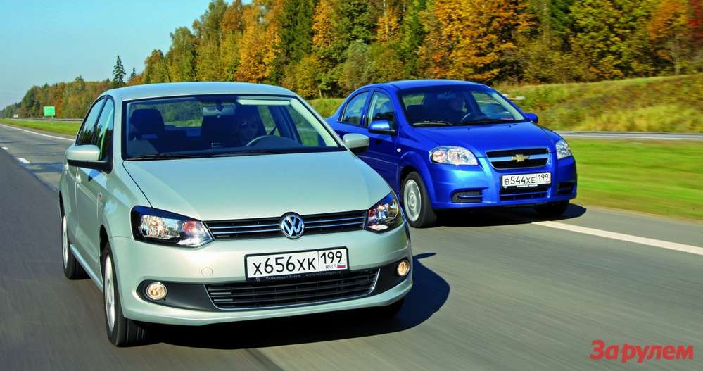 VW Polo (цена - 578 700 руб.) и Chevrolet Aveo (цена - 513 880 руб.)