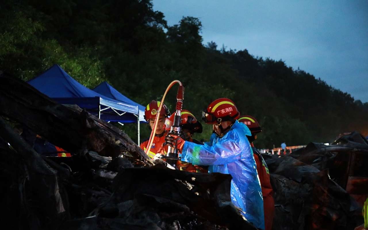Спасательные работы на обрушившейся магистрали в Китае осложняются ливнями