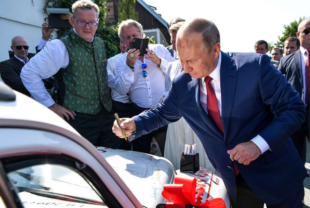 Кабриолет с автографом Путина продали за 20 тысяч евро