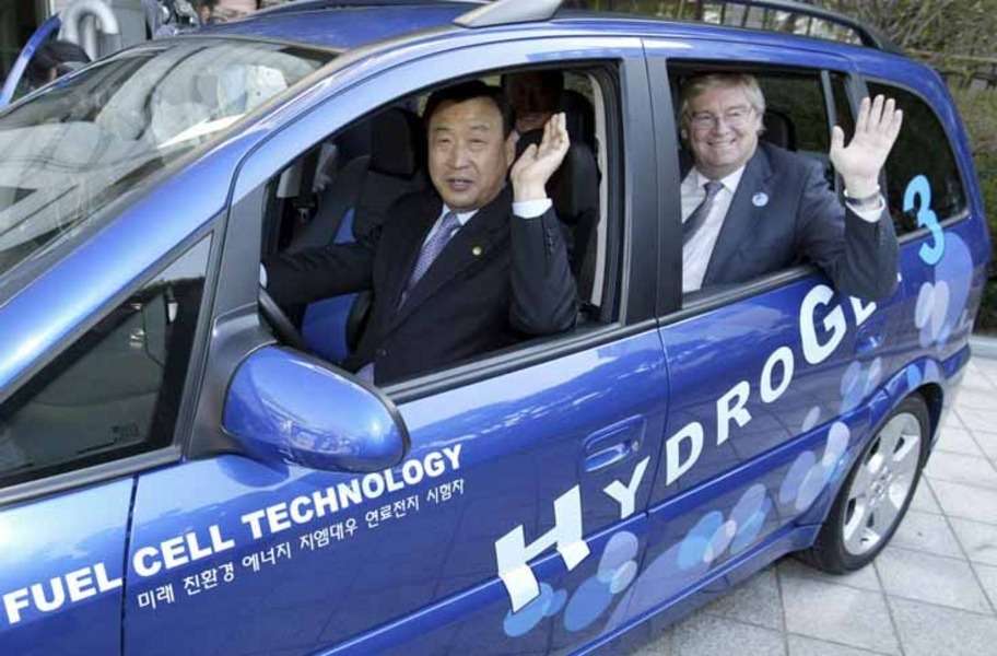GM прокатил участников саммита АТЭС на водородном Opel Zafira