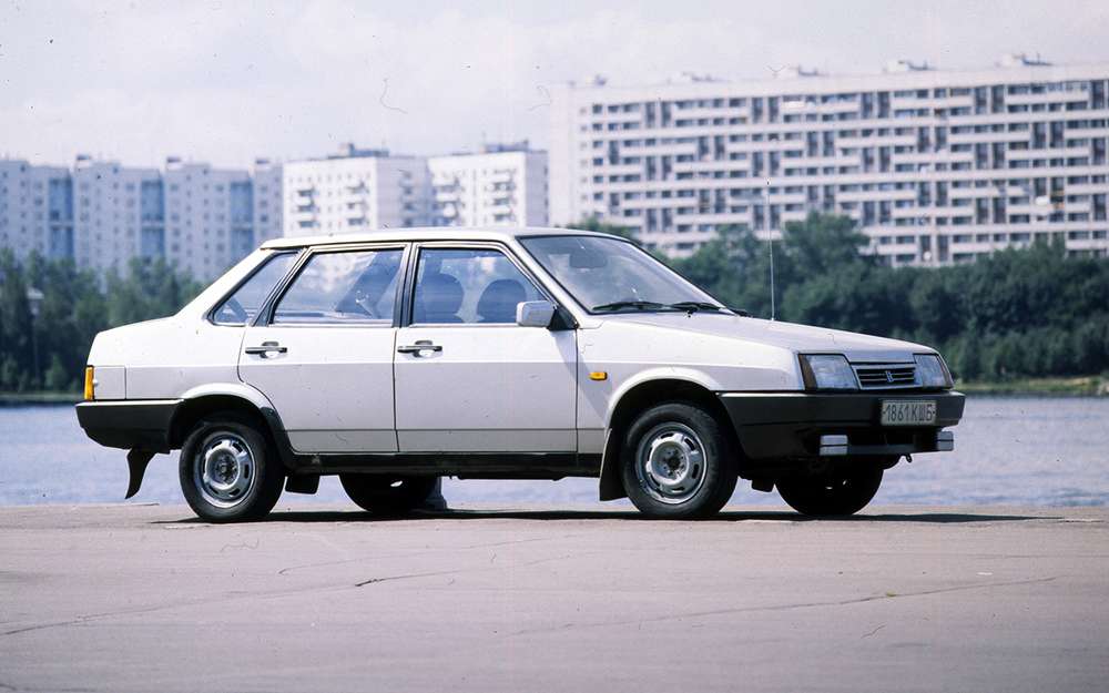 Среди советских автомобилей, которые мог купить любой гражданин, самая высокая максималка была у ВАЗ-21093 и ВАЗ-21099 с 70-сильным мотором объемом 1,5 л. По паспорту эти машины достигали скорости 160 км/ч.