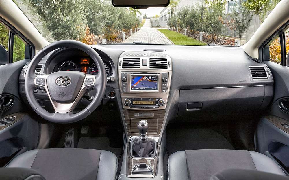 Avensis критиковали за простоватое оформление и материалы, но по функционалу и эргономике вопросов нет. На фото - версия «первый рестайлинг».