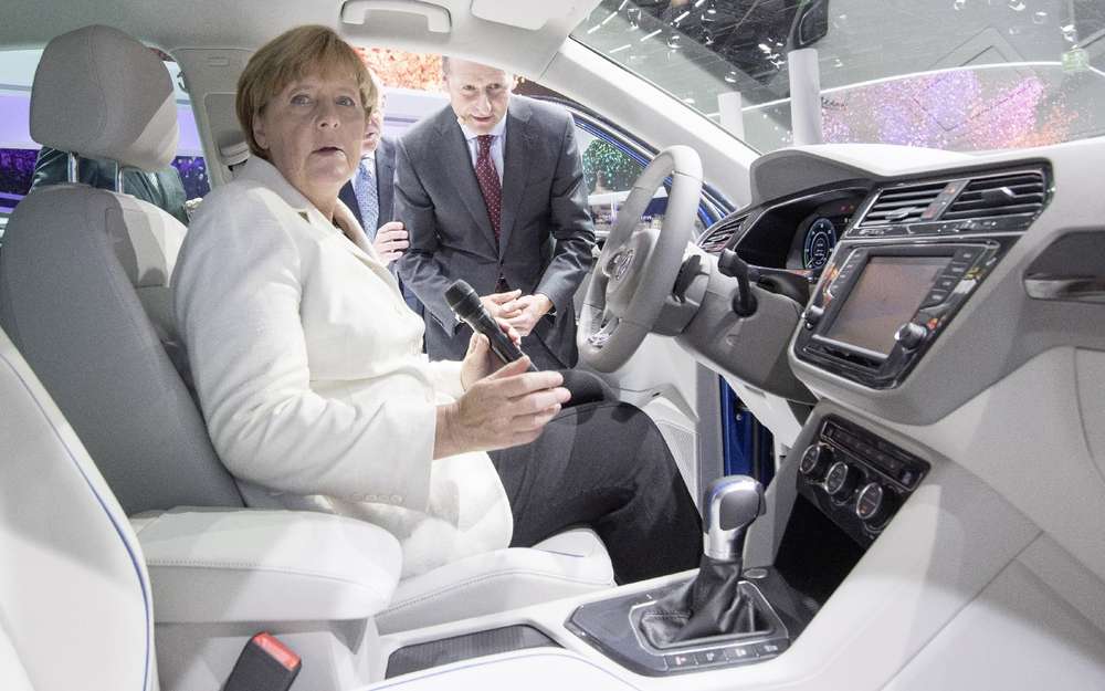 Ангела Меркель - пример высокоэффективной женщины-политика, сумевшей продержаться на вершине власти более 10 лет и не собирающейся уходить на покой. Канцлер внимательно следит за состоянием автопромышленности Германии и регулярно посещает автомобильные выставки.