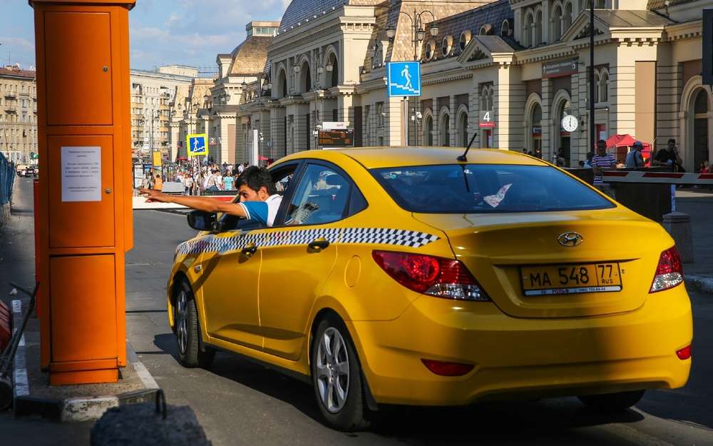 В Москве таксиста после ДТП обокрали пассажиры