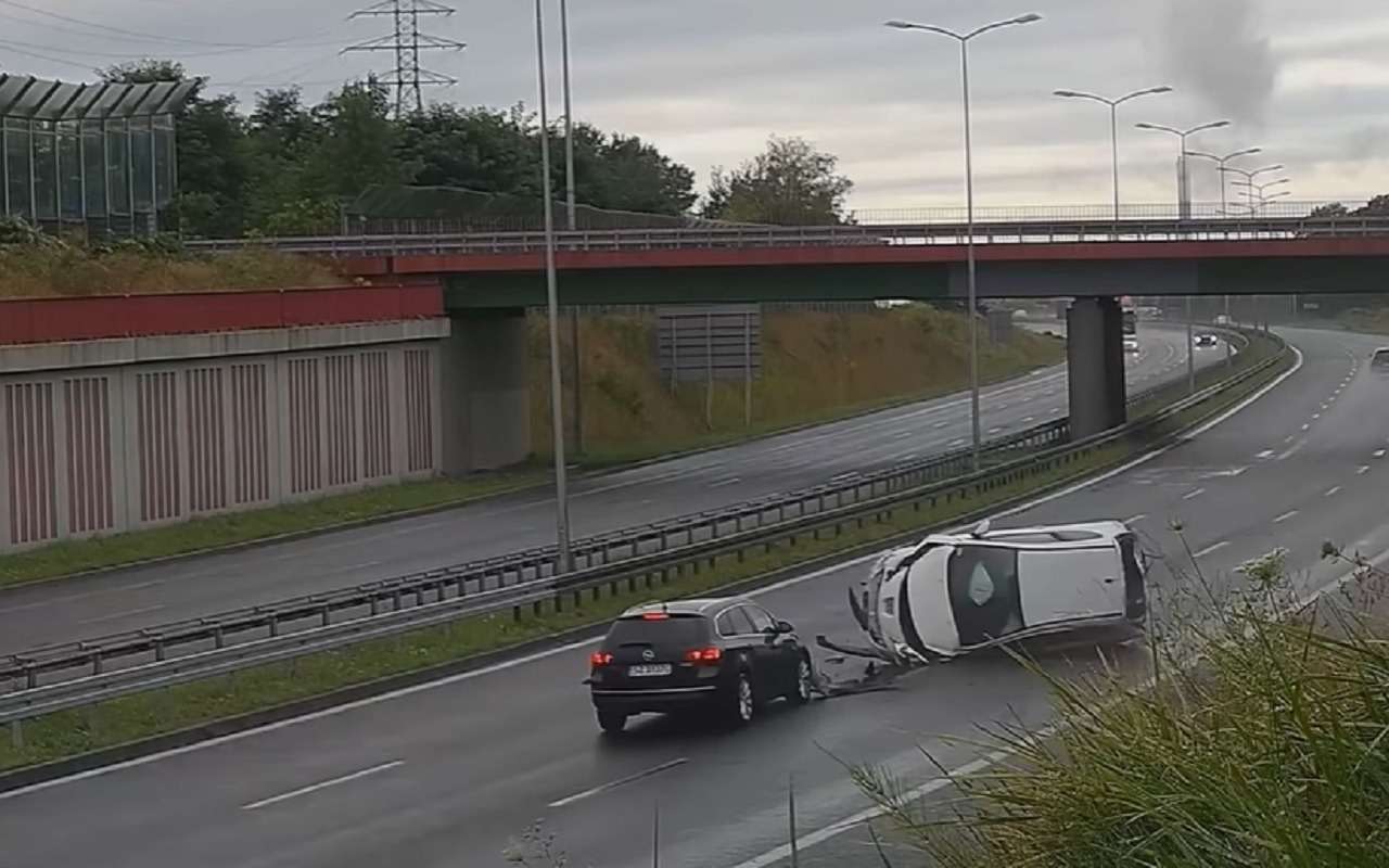 Один поворот шоссе - десятки аварий (видео)