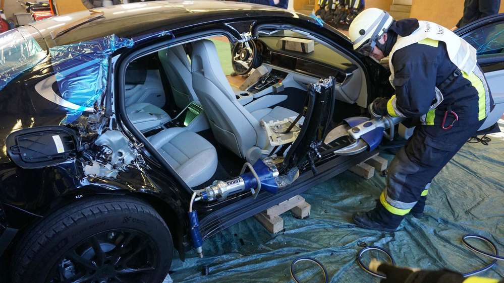 Потренировались на Porsche: пожарные распилили новенькую Панамеру