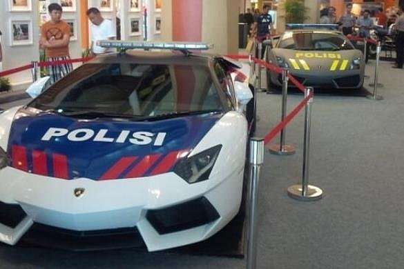 Индонезийские копы пересели на суперкары Lamborghini