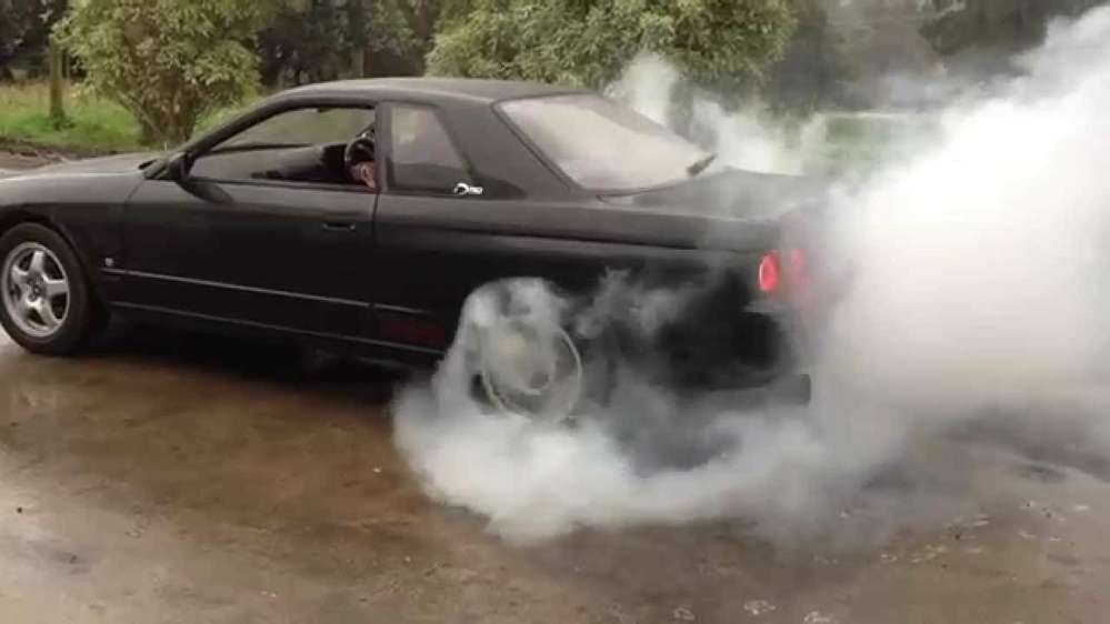 Адский отжиг: владельца Nissan Skyline оштрафовали за дым из-под колес