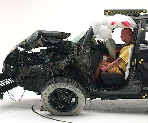 Кроссовер Toyota RAV4 провалил фронтальный краш-тест с малым перекрытием