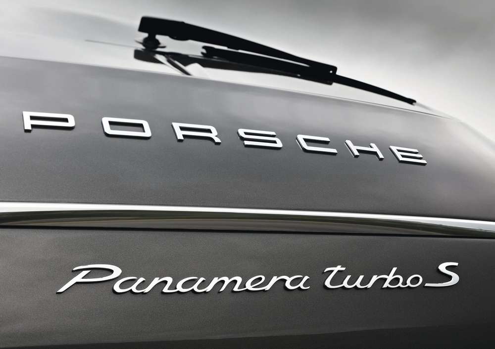 «Восьмерку» - пополам: новый двигатель Porsche объявил голодовку