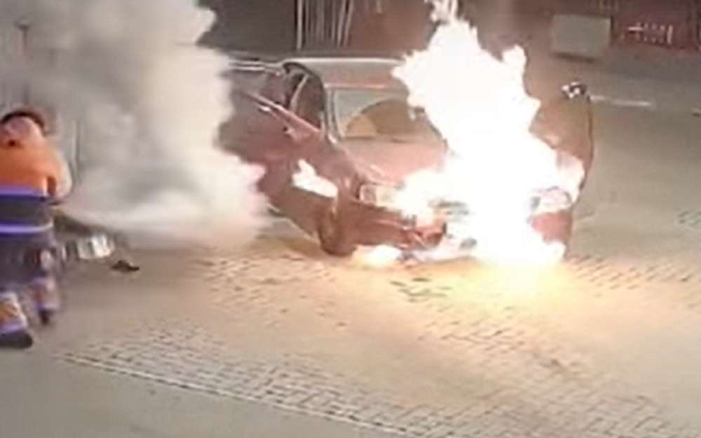 Видео дня: машина горит на АЗС, у сотрудника минимум времени