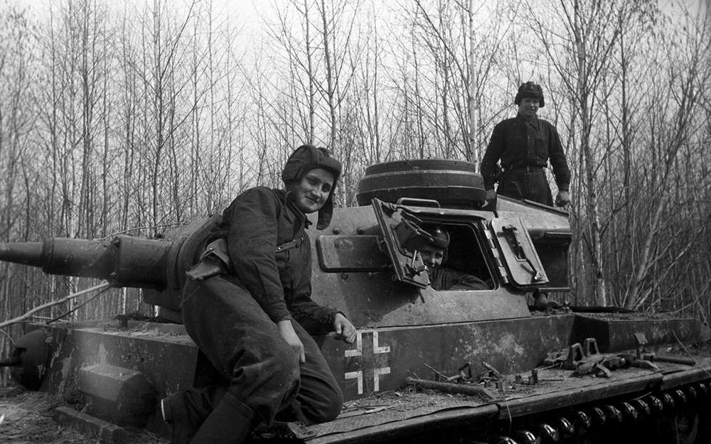Советские танкисты позируют на фоне трофейного танка Pz-IV (visualrian.ru)