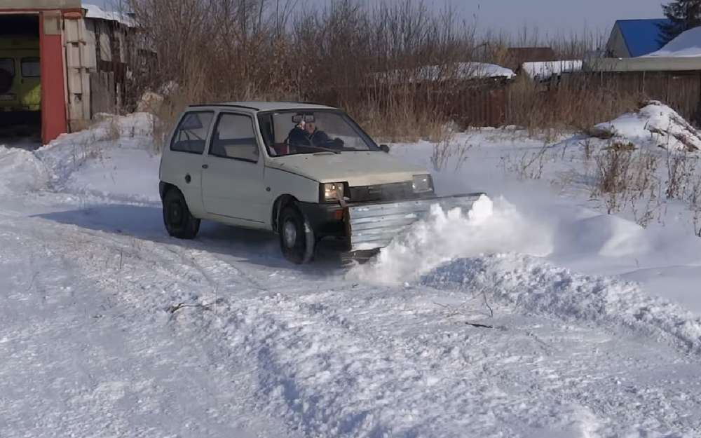 Водитель решил спасти родной двор от снега на «Оке» (видео)