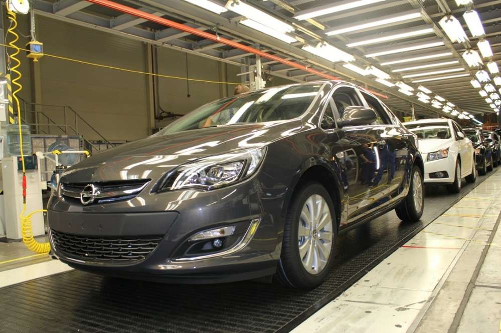 В Санкт-Петербурге выпущен первый седан Opel Astra 