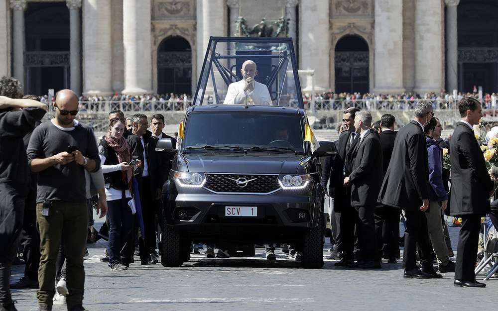 Это невероятно: Папа Римский теперь ездит на пикапе УАЗ
