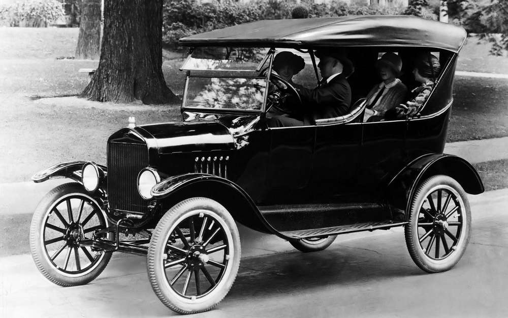 Такой автомобиль был выставлен на продажу в Самаре (на фото - машина 1920 года, Ford Model T Touring), с 4-цилиндровым мотором (2,9 литра, 20 л.с.) и 3-ступенчатой МКП. Максимальная скорость - 72 км/ч
