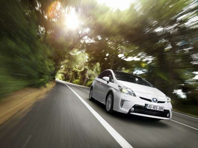 Toyota Prius станет первым серийным гибридом с индукционной зарядкой