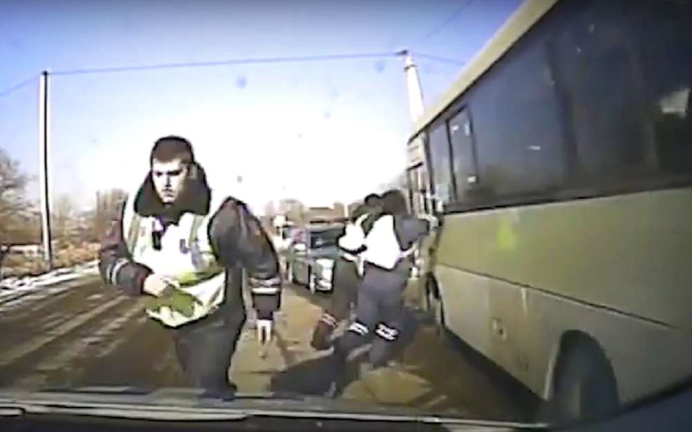 Мне срочно: угнал автобус и таранил грузовики и полицию (видео)