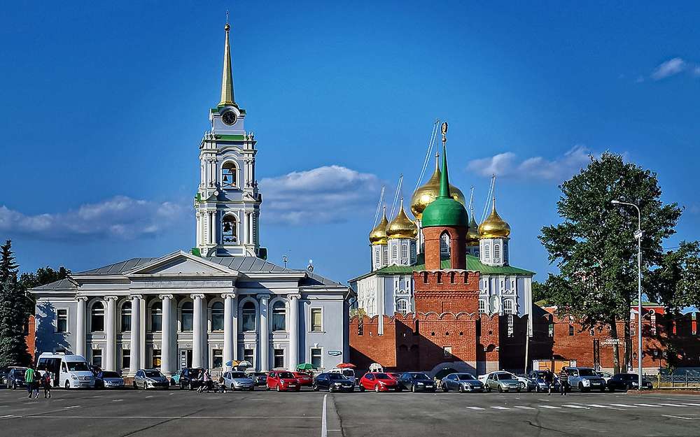 Вид с площади Ленина на Одоевские ворота и Успенский собор. В Кремле 9 башен, четыре из них проездные. Современная высота стен - около 10 метров.