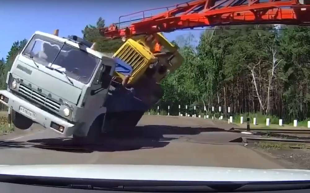 Неравная схватка: КАМАЗ и трактор против поезда (видео)