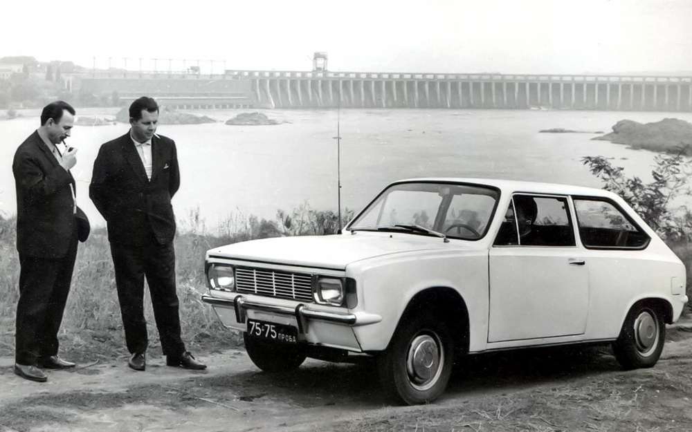 Переднеприводный ЗАЗ 1970 года - старт долгого и мучительного пути к Таврии. В начале 1970-х проект именовали «Перспектива». Предполагали двигатели рабочим объемом 0,9 л и 1 л, мощностью 40 и 44 л.с., и уже 5-ступенчатую коробку передач.
