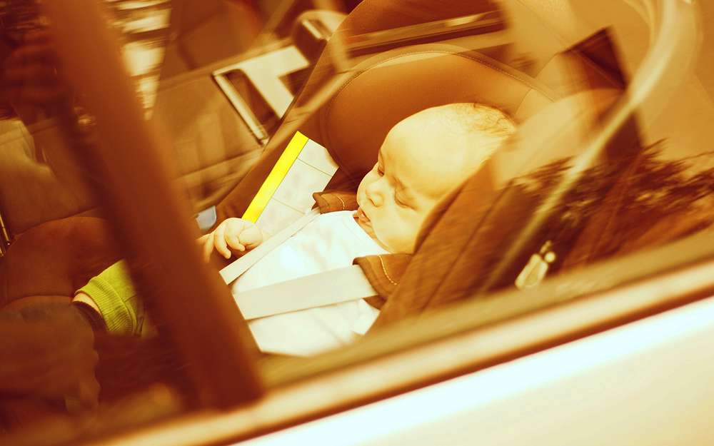 В помощь склеротикам: автомобиль обяжут напомнить о забытом ребенке