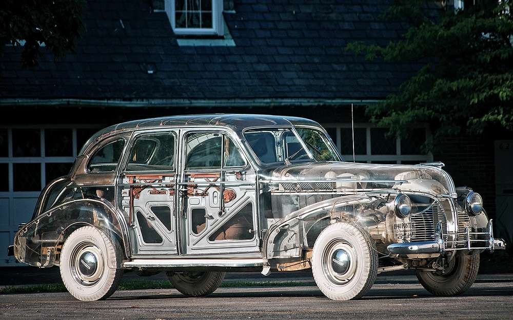 Pontiac DeLuxe Six Transparent Display Car &#39;1939 дебютировал на Всемирной выставке в Нью-Йорке. Типичный шоу-кар, хотя и умеет ездить своим ходом. Изготовлен в Дармштадте немцами из фирмы Rohm and Haas (здравствует и поныне), десятью годами ранее изобретшей материал Plexiglas. В основе - серийный седан DeLuxe Six, так что концептуален только кузов. Говорят, он и сейчас в прекрасном состоянии - потертостей и царапин нет, все внутренности прекрасно видны.