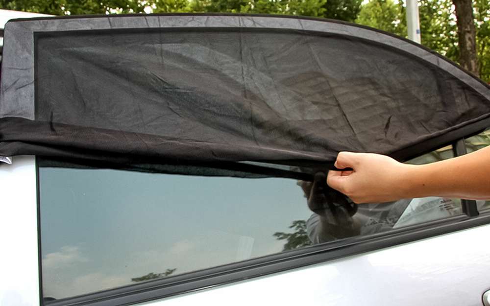 Экран из эластичной ткани чулком натягивается на боковые стекла автомобиля.